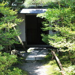 お屋敷へのアプローチ