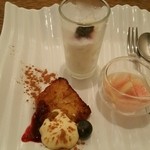 ルナ パルパドス - 2015年7月20日
      ◆氷上ノンホモ　低温殺菌牛乳のレチュメレンガーダ桑の実のソース
      ◆三田の桃　低圧鍋でコンポート
      ◆パンのデザート“トリハ”カスタード、ブルーベリーのソース
      