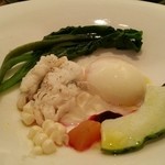 ルナ パルパドス - 2015年7月20日 
      ◆淡路島福良港直送の鱧　
      　平飼い地卵の温泉卵　ツルムラサキ　生キクラゲ　ビーツ　サフランイエローのビーツ　ホワイトレディ　シマウリ　イベリコ豚の生ハムのゼリー
      