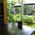 Toma - 店内から庭を見る