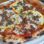 グラッツィエ - 黄色ズッキーニとミンチのピザ。