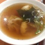 中国家庭料理居酒屋　別具一格 - チャーハンに付け合わせの雲呑スープ