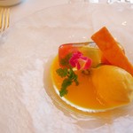 トマトのテリーヌ　白ワイン風味　コーンのアイスクリーム添え
          