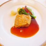 オーキッドルーム - 仔牛ロース肉のソテー　エメンタルチーズのクルートのせ
      