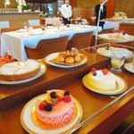オーキッドルーム - デザートワゴンより各種ケーキ・アイスクリーム