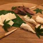 徳山鮓 - アテに追加注文した、鹿肉とチーズ