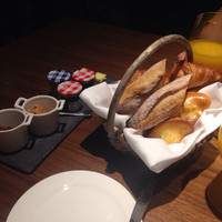  「メトロポリタングリル」 ヒルトン東京 - パンの盛り合わせと付け合わせ