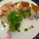 Aruberu Anje To Yama - 鱸のカルパッチョ　ブーケ仕立てにサーモンと鯛の手鞠寿司を添えてガーリック醤油オイルで