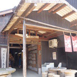 ヤマロク茶屋 - 醤油蔵の見学もできます