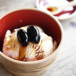 ヤマロク茶屋 - アイスクリーム鶴醤かけかけ(320円)