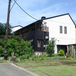 伊豆高原シーズンズ - 2015/6　店舗建物。この画面の右手に有るのは一般住宅で芝生スペースもそちらの駐車場です、絶対に駐車禁止