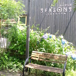 伊豆高原シーズンズ - 2015/6　玄関前。久々の訪問です、このパーゴラ？とか前は無かったきがします。植物も以前より元気いっぱい。