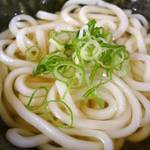 本場さぬきうどん 親父の製麺所 - うどんの汁は薄口醤油を使った透明な淡い色