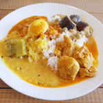 ヴェヌス サウス インディアン ダイニング - ランチビュッフェ(1000円) この日はマドラスチキンカレー、じゃがいも・なす・グリーンピースのクルマ、もやしとオクラのクートゥ、ケララエッグカレー