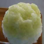 埜庵 - 生メロンミルクかき氷は、メロンの果肉入りのシロップが天然氷の上に乗った一品で