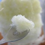 埜庵 - まずは生メロンかき氷を頂いてみると、メロンシロップはメロンの果肉を潰した後に加糖したような味わいのシロップに、口溶けが良い氷がすっきりおいしい一品です。