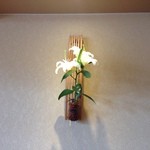 Satsuma Udon - H.27.7.19.昼 壁にはユリのお花が