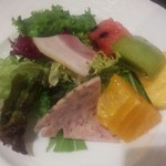 Brasserie & Bar La Gare - 二種類のハムのサラダ二回目＆フルーツ盛合せ／平成27年7月