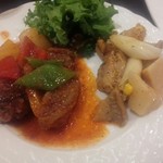 Brasserie & Bar La Gare - ビーフシチュー風煮込？二回目＆鶏肉と野菜の炒め物？二回目＆サラダ／平成27年7月