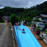 竹田の中華そば こっとん - 魅力的な川の水を使ったスライダープール