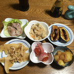 紀八 - 本日のお通しはまさかの6種類！ヤッタ！！
      日によって皿の数が違います。最低でも3種類はありまーす。