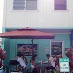 Ono Seafood - 店前にはテラス席があります。