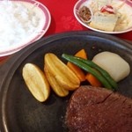 Sutekihausu Akane Ya - フィレ肉は柔らかく美味しいそうです。80ｇ程度でしょうか。ご飯はコシヒカリだとか。
