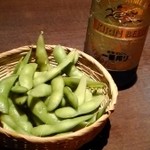白木屋 - 瓶ビール大と突き出しの枝豆