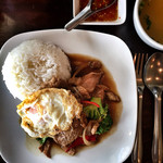 マラッカバー - 豚ロースのオイスター炒めとごはん 目玉焼きのせ