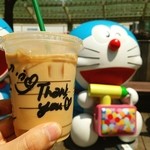 スターバックス・コーヒー - 六本木ヒルズ66プラザでは、66体のドラえもんがお出迎え❤テレビ朝日六本木ヒルズ夏祭り"サマーステーション"連日大にぎわいです♪