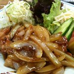 お食事の店 キッチンカロリー - アツアツの生姜焼にたっぷりの生野菜