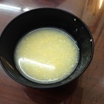 角子虎水餃館 - 無料のスープ。味が薄いですが、現地の人は大量にいれていきます！