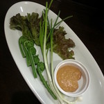 バルひげ - のびる＆こごみ、味噌マヨソース３８０円