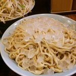 立川マシマシ - 大つけ麺の麺（上に氷が乗ってますね♪）