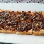 クイーン・アリス・カフェ - あめ色玉ねぎとアンチョビのパイピザ。