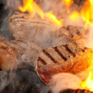 不要错过肉的美味!考究的炭火烧烤。