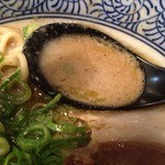 頑固麺 - 煮干し鶏豚骨（680円）スープ