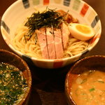 開花屋 情熱厨房 - 特製つけ麺　無料で麺300ｇへ増量　850円　冷たいごまだれと温か塩だれで2つの味