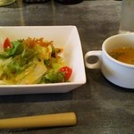 Guriru Baru Mitsu - セットのサラダとスープ
