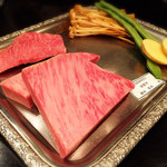 大淀河畔 みやちく - H27.7
      奥から、グランドチャンピオン牛赤身、グランドチャンピオン牛ロースです。