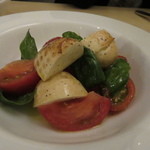 オステリア オージオ ソット - 【再訪３】燻製モッツァレラとフルーツトマトのサラダ