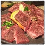 食彩和牛 しげ吉 - 左手前:横濱ビーフの
      サガリ
      右手前:横濱ビーフのハラミ
      奥:ブラックアンガスの熟成タン元