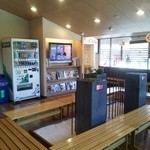 もりもり寿し 藤江店 - 2階待ち合いスペース 無料のお茶なんかもあります。