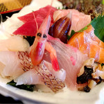 ことぶき亭 - 見えないかな？
      サザエのお刺身も乗ってます。
      これ、ランチですからね！（笑）