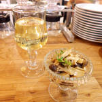 白のグラスワインと、きのこのマリネ。これだけでさっと帰る夜も、また良し