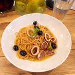 ドゥー・クルール - やりいかとオリーブのペペロンチーノ（￥980）。いかの旨味が酒を誘う一品