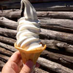 山田牧場　見晴茶屋 - 牛乳ソフトクリーム（￥300）。高原の恵みたっぷり、さすがにコクがあって美味しい！