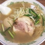 麺や　福座 - 福座(フクゾ)ラーメン、煮玉子入り800円
            
            鶏 豚の濃厚スープに太麺。もやしにニンニクの芽。バラチャーシューとオプション玉子。
            熱々で、かなり濃厚ですが、豚と鶏がいいバランスで混じっていまして、しつこくなく美味しくいただけました。
            
            2015年128杯目
            