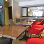 ヴィト カフェ - 赤いチェアがアクセントの店内