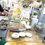 手打ちうどん 一屋 - 名物の牛皿てんこ盛りセルフ２００円